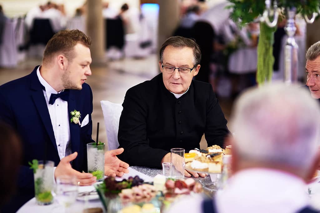 ksiądz na przyjęciu weselnym