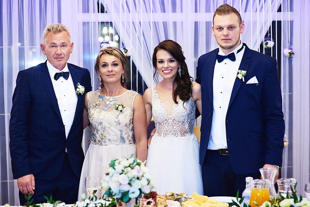 portret rodzinny pary młodej z rodzicami