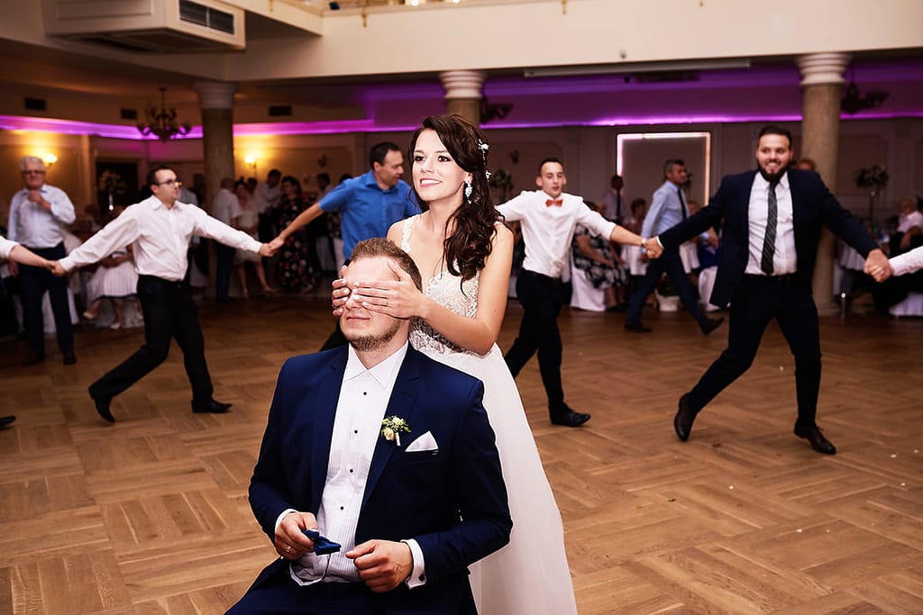 rzucanie muszką pana młodego