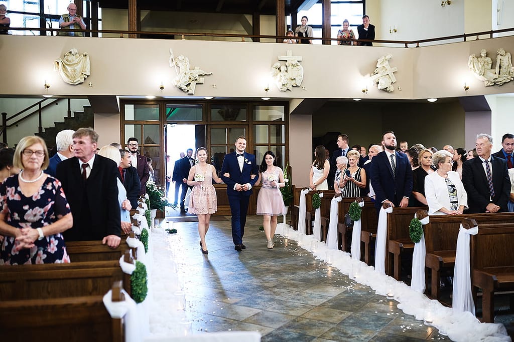 pan młody wprowadzany przez druhny