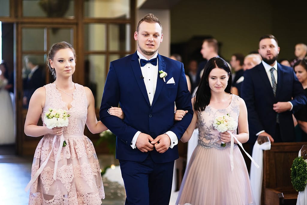 druhny wprowadzają pana młodego