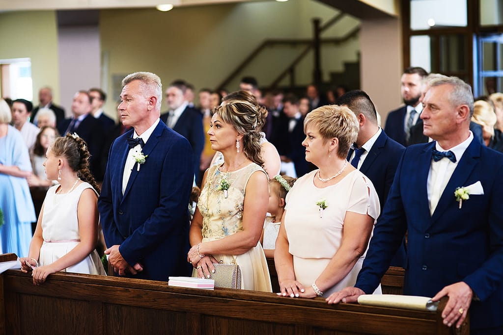 goście podczas ceremonii ślubnej