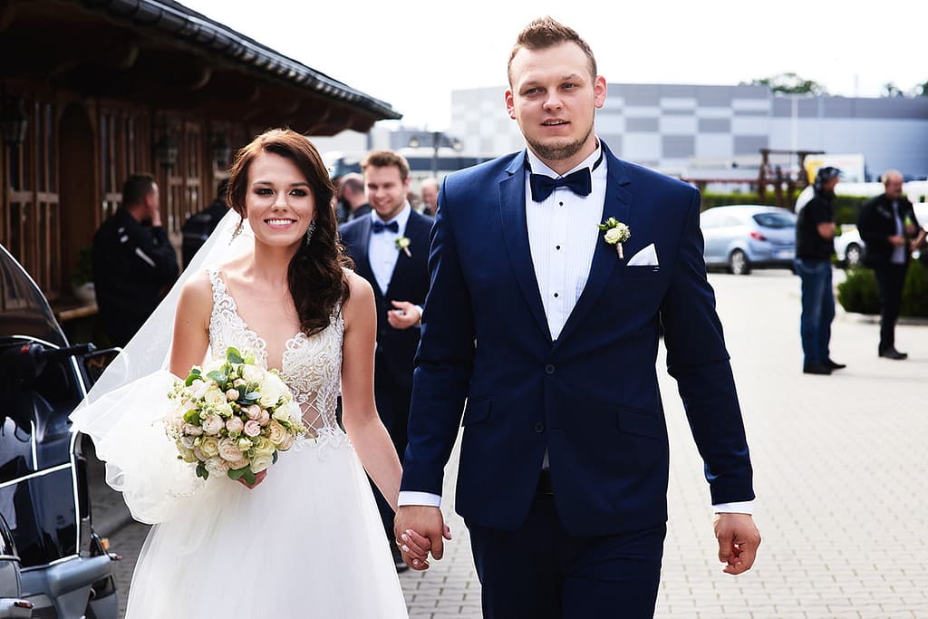 para młoda idzie na przyjęcie weselne