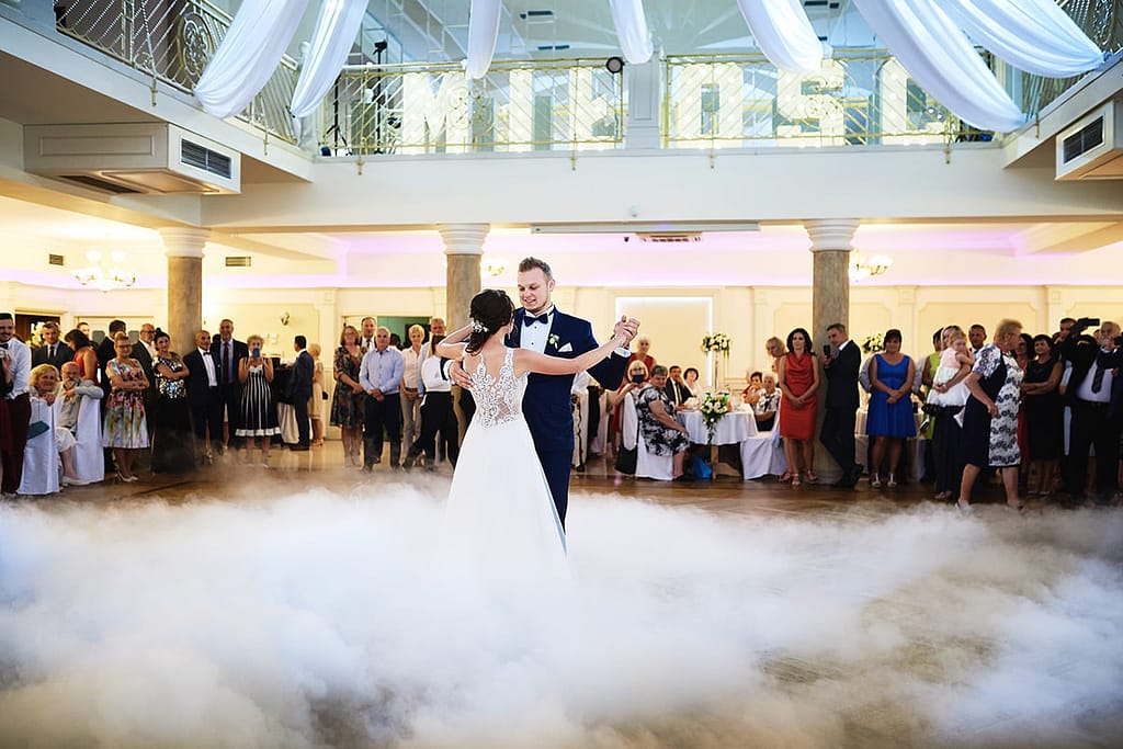 taniec pary młodej w dymie