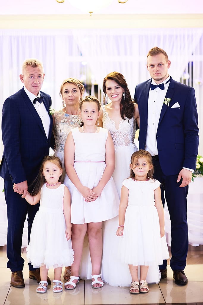 zdjecie rodzinne podczas wesela