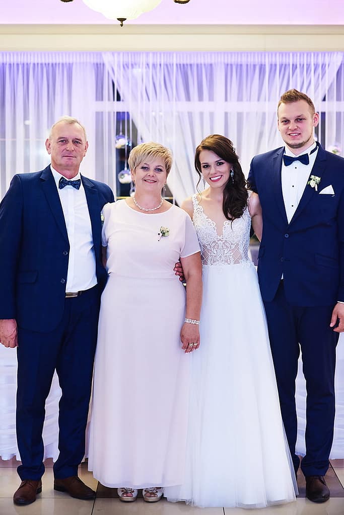 para młoda z rodzicami