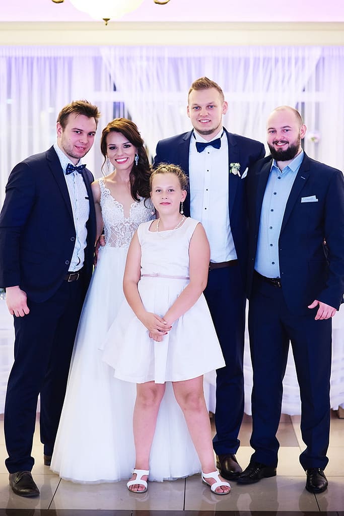 pan młody ze swoim rodzeństwem