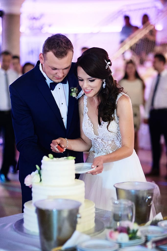 krojenie torta podczas ślubu w katowicach