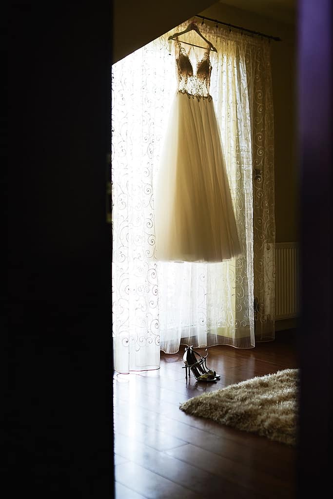 suknia ślubna i buty